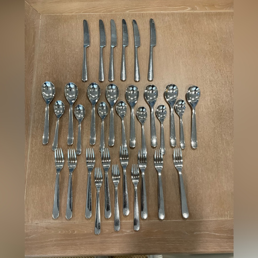 32 PIECES OF ROBERT WELCH 18/10 SIGNED/MARKED STAINLESS FLATWARE